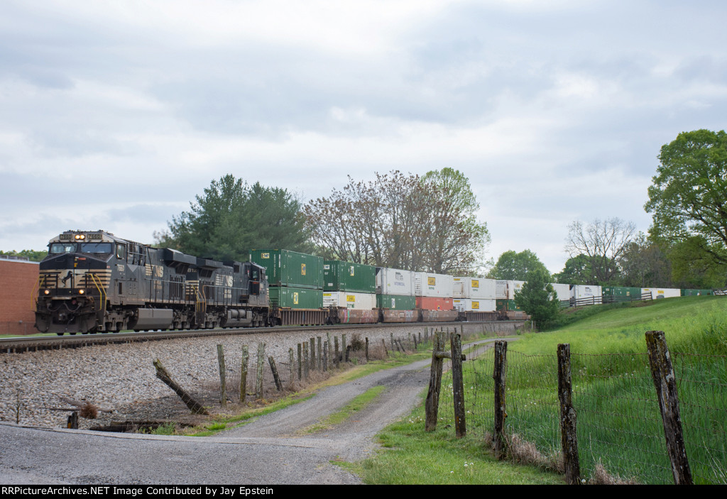 An eastbound intermodal descends the grade Shawsville